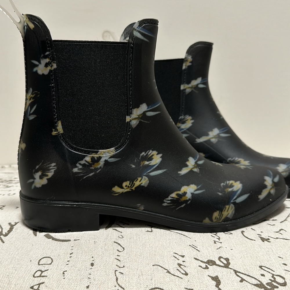 SO brand, size 8, water friendly pull on ankle boots - Picture 6 of 6
